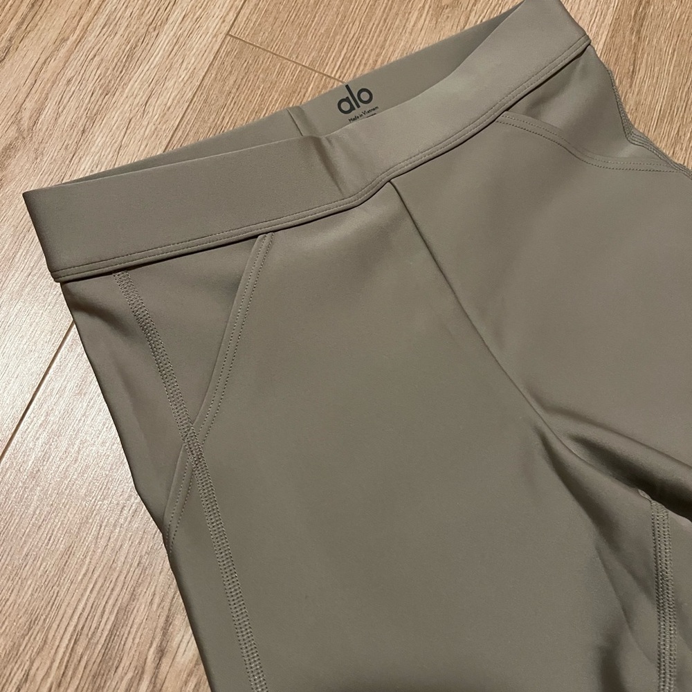 Alo , riding style leggings with pockets